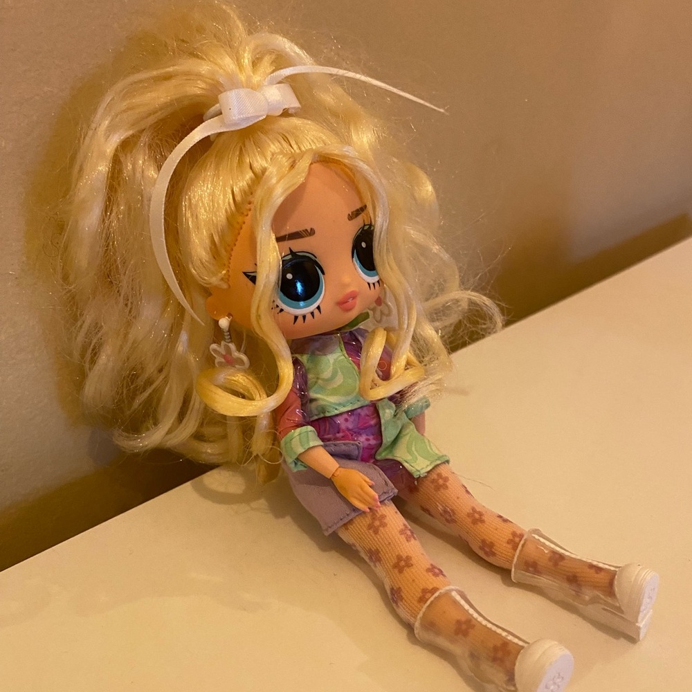 L.O.L. SURPRISE! doll Fashion Doll with Colorful Outfit